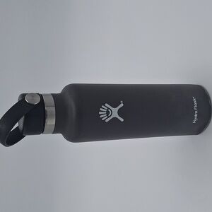 Hydro Flask Stainless Steel Bottle in Charcoal 21 Oz.